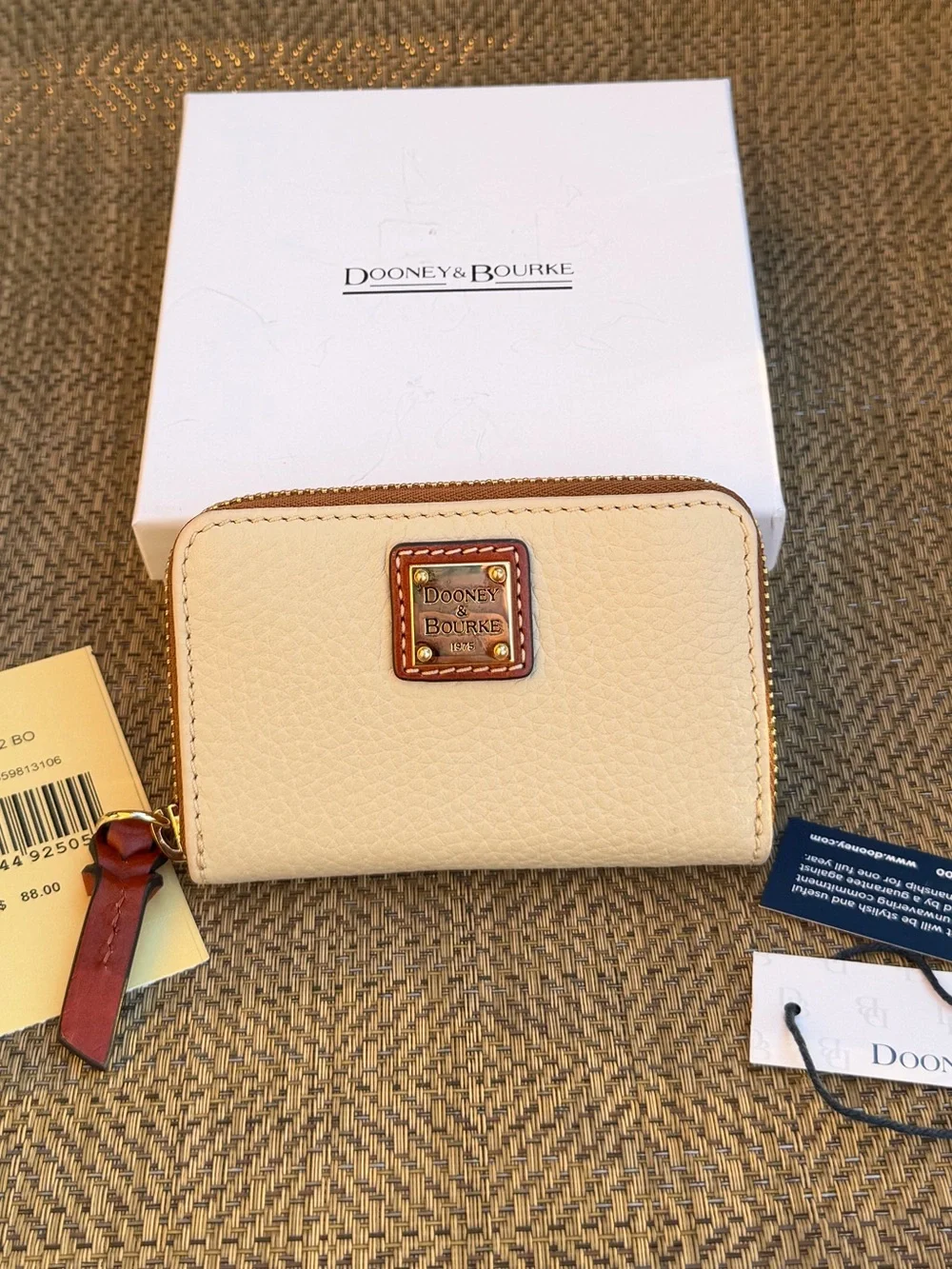 Dooney & Bourke PEBBLE GRAIN ZIP AROUND CREDIT CARD CASE in BONE